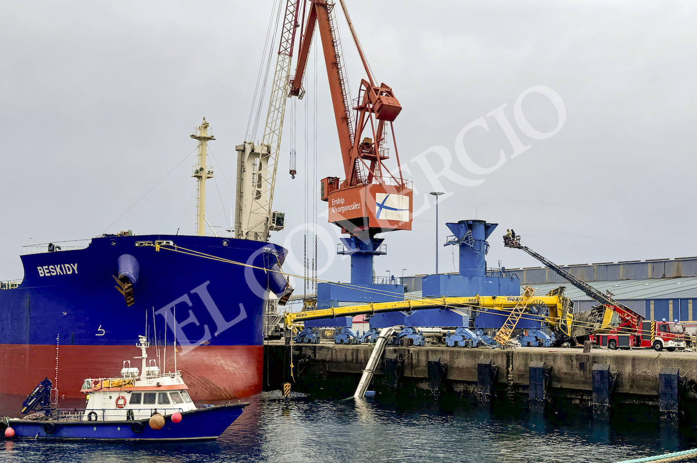 Terrible accidente laboral en El Musel: dos personas fallecidas tras caer al mar dos grúas