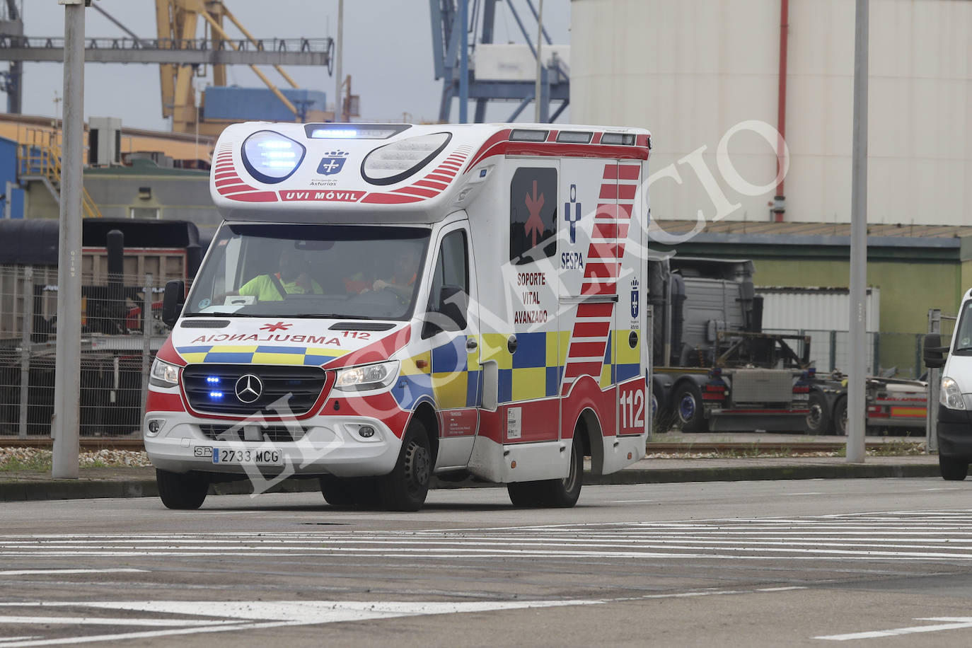 Terrible accidente laboral en El Musel: dos personas fallecidas tras caer al mar dos grúas