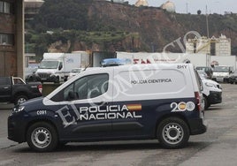 Un furgón de la Policía Nacional, en las inmediaciones del lugar en eñ que se produjo el accidente laboral.