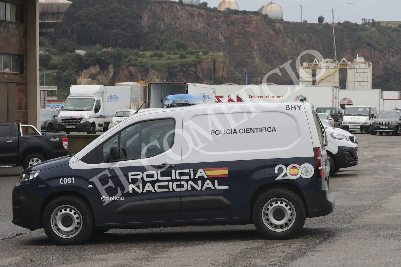 Un furgón de la Policía Nacional, en las inmediaciones del lugar en eñ que se produjo el accidente laboral.