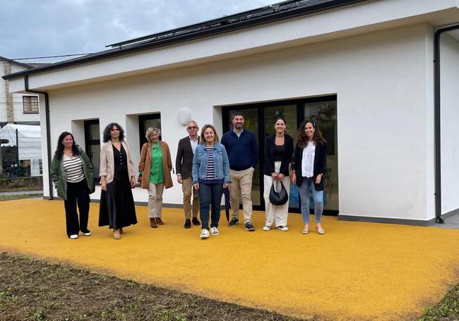 De izquierda a derecha, la concejala de Hacienda de Valdés y presidenta de la parroquia rural de Trevías, Sandra Gil; la concejala de Educación de Valdés, Clara García; la secretaria técnica de la Consejería de Educación, Begoña Fernández; el director general de Infraestructuras y Tecnologías Educativas, Julio Vallaure; la consejera de Educación, Lydia Espina; el alcalde de Valdés, Óscar Pérez; la diputada autonómica Lidia Fernández, y la directora general de Centros, Red 0-3 y Enseñanzas Profesionales, Cristina Blanco, a la puerta de la escuelina Los Esguinos, de Trevías.