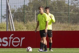 Curbelo y Olaetxea, ayer, durante el entrenamiento en Mareo.