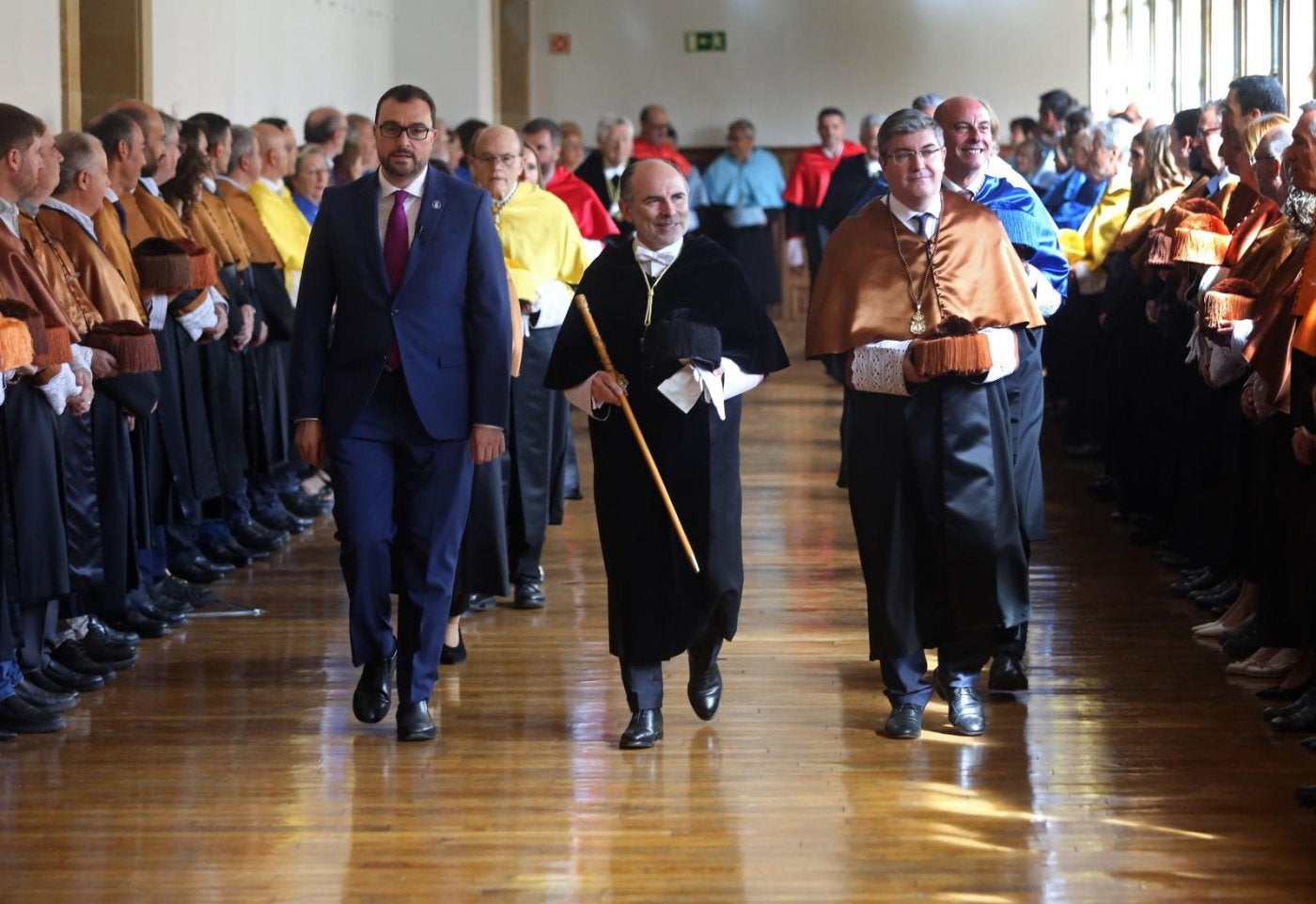 Adrián Barbón, Ignacio Villaverde y Rubén González, al frente del cortejo académico.
