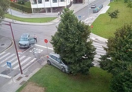 Los dos coches implicados en el accidente en La Coría