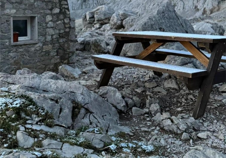 La nieve cubrió durante un rato los alrededores del refugio del Jou de los Cabrones.