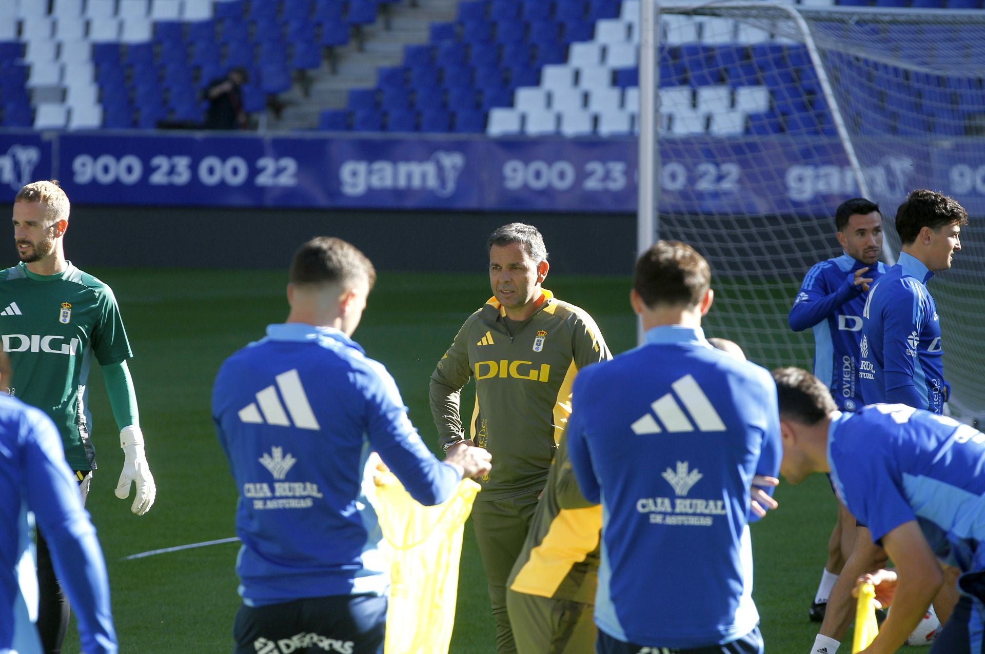 Más de 1.500 seguidores del Oviedo, en el último entrenamiento antes del derbi