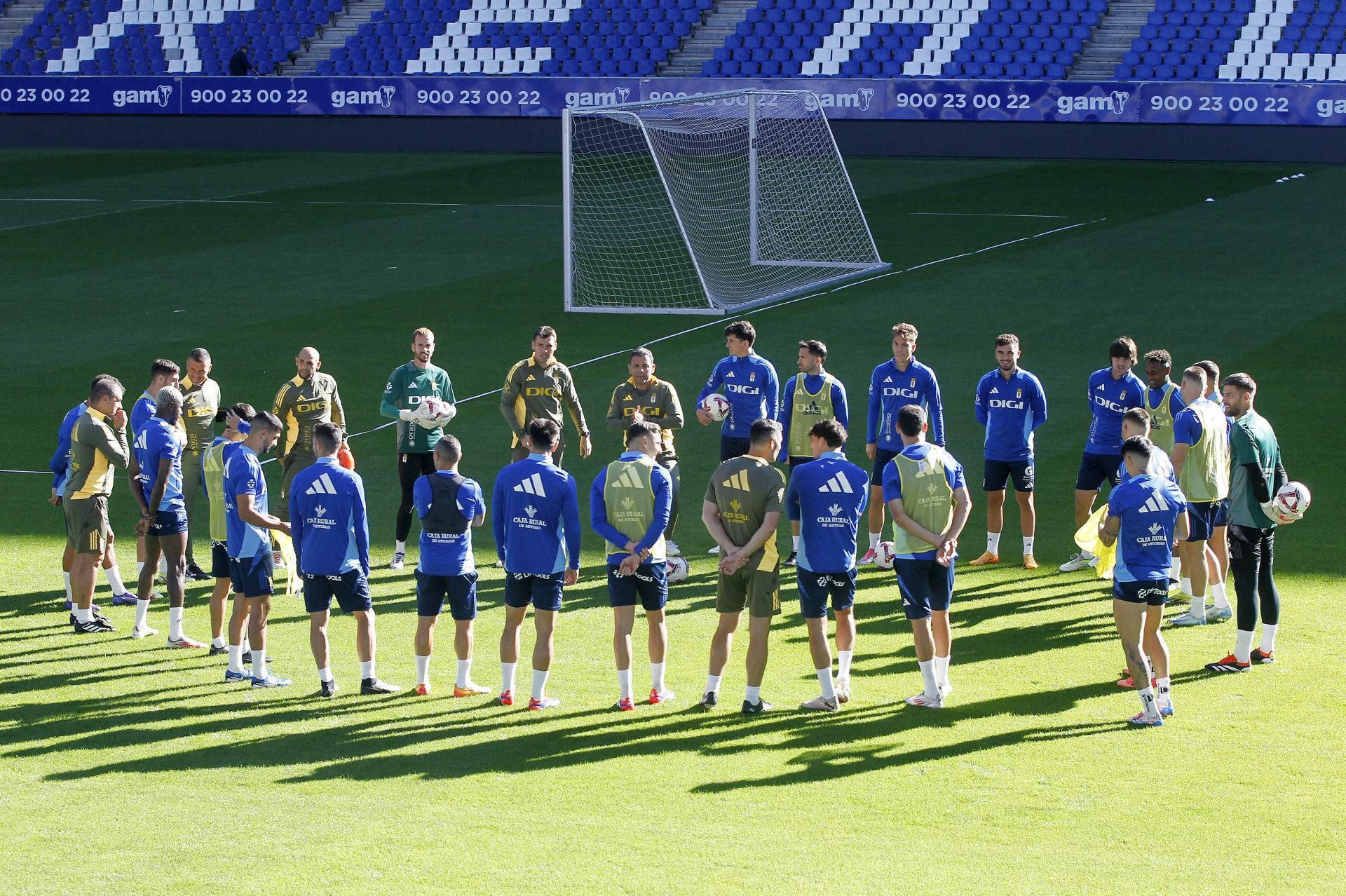 Más de 1.500 seguidores del Oviedo, en el último entrenamiento antes del derbi