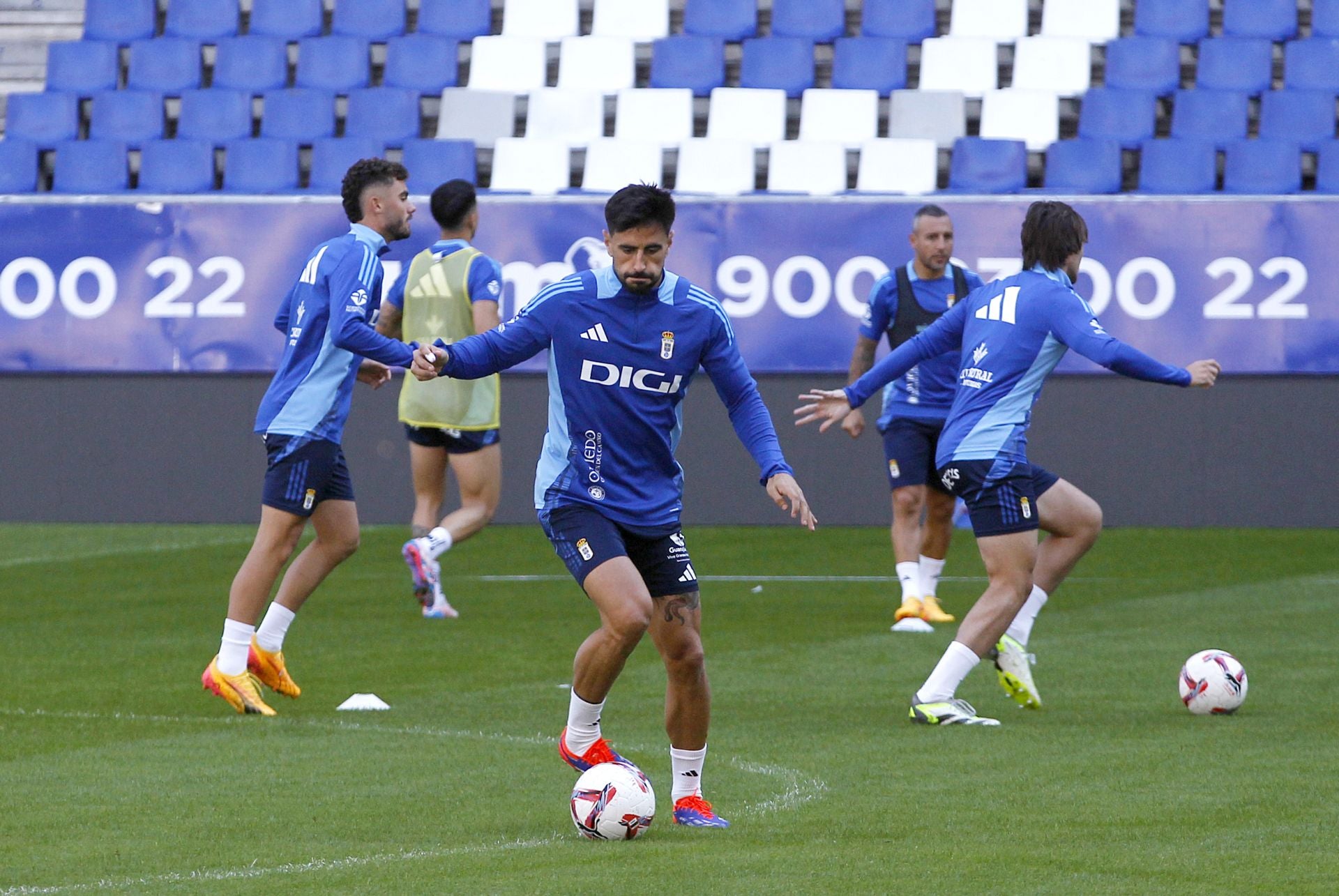 Más de 1.500 seguidores del Oviedo, en el último entrenamiento antes del derbi