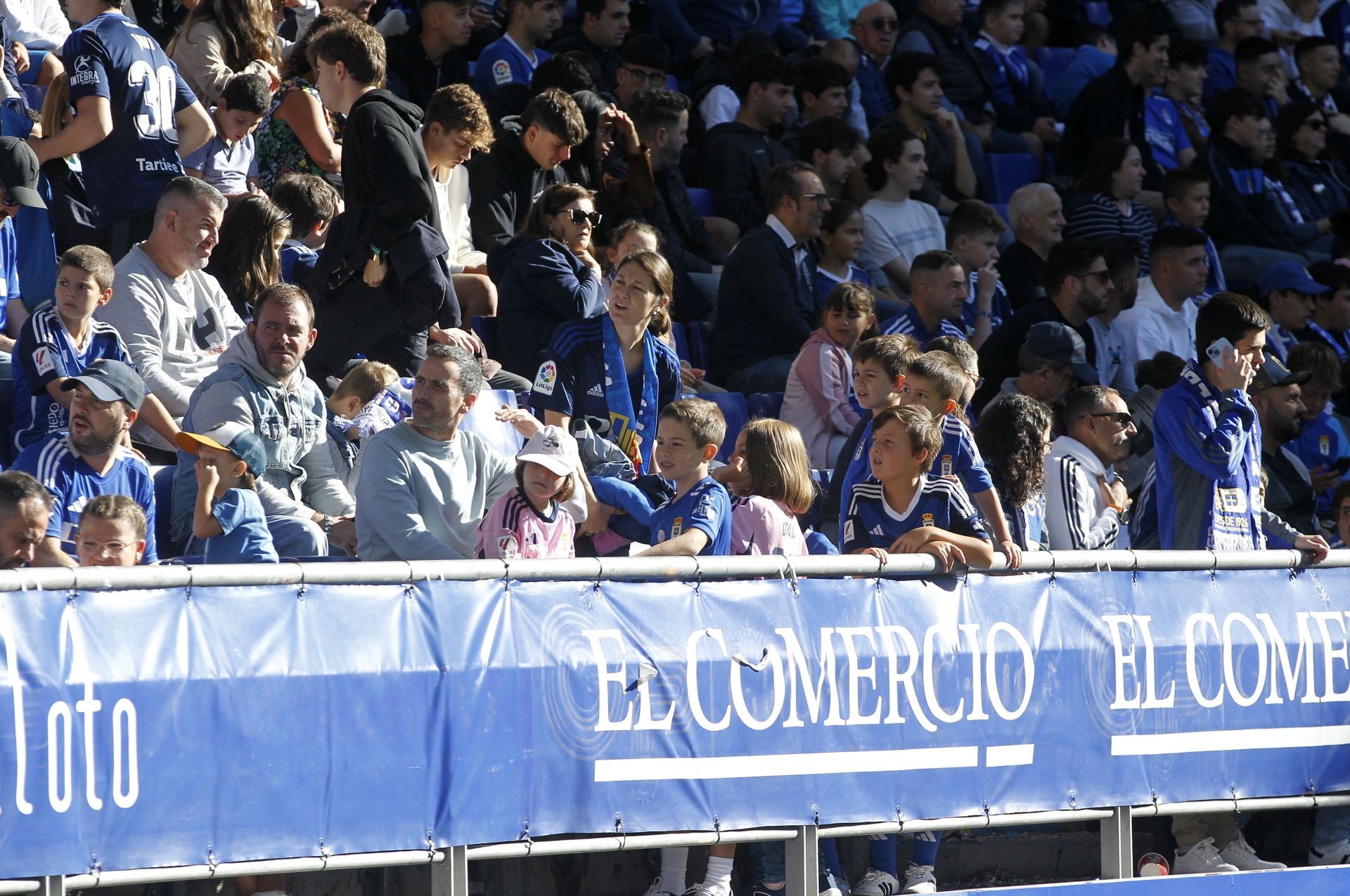 Más de 1.500 seguidores del Oviedo, en el último entrenamiento antes del derbi