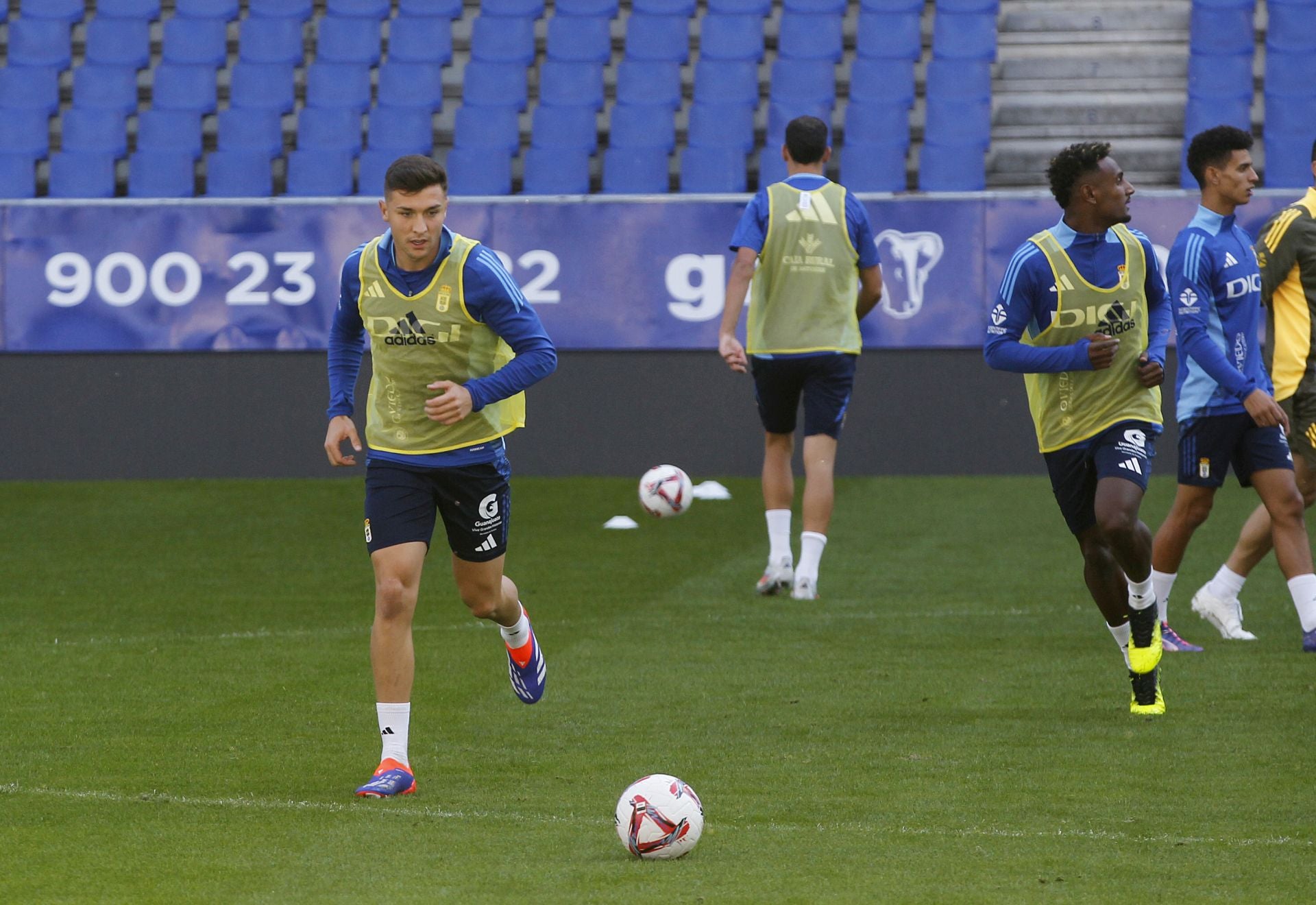 Más de 1.500 seguidores del Oviedo, en el último entrenamiento antes del derbi