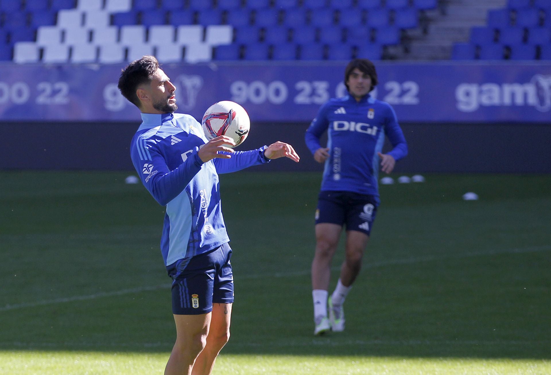 Más de 1.500 seguidores del Oviedo, en el último entrenamiento antes del derbi