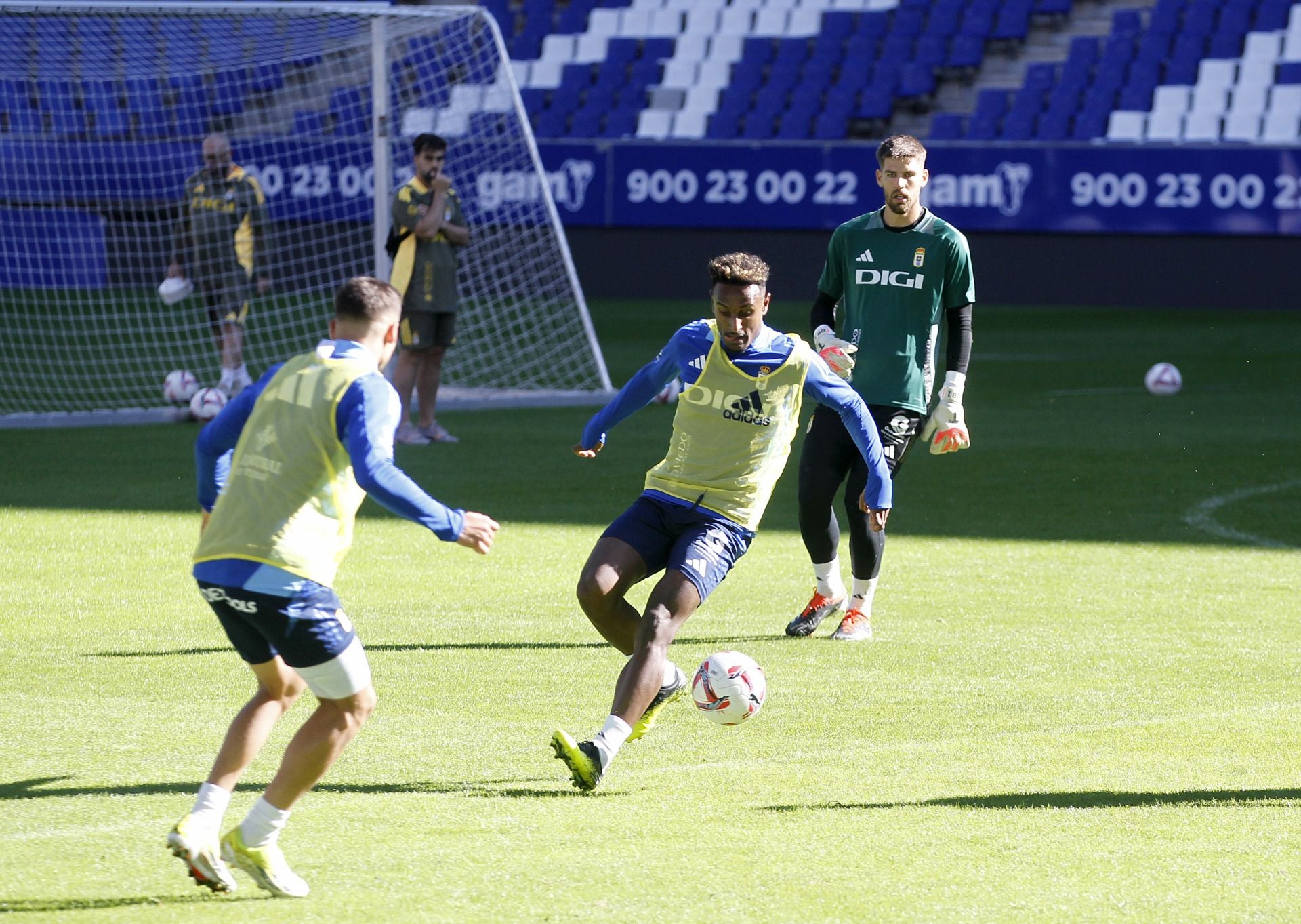 Más de 1.500 seguidores del Oviedo, en el último entrenamiento antes del derbi