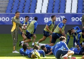 Calleja da indicaciones a sus jugadores durante entrenamiento previo al derbi.