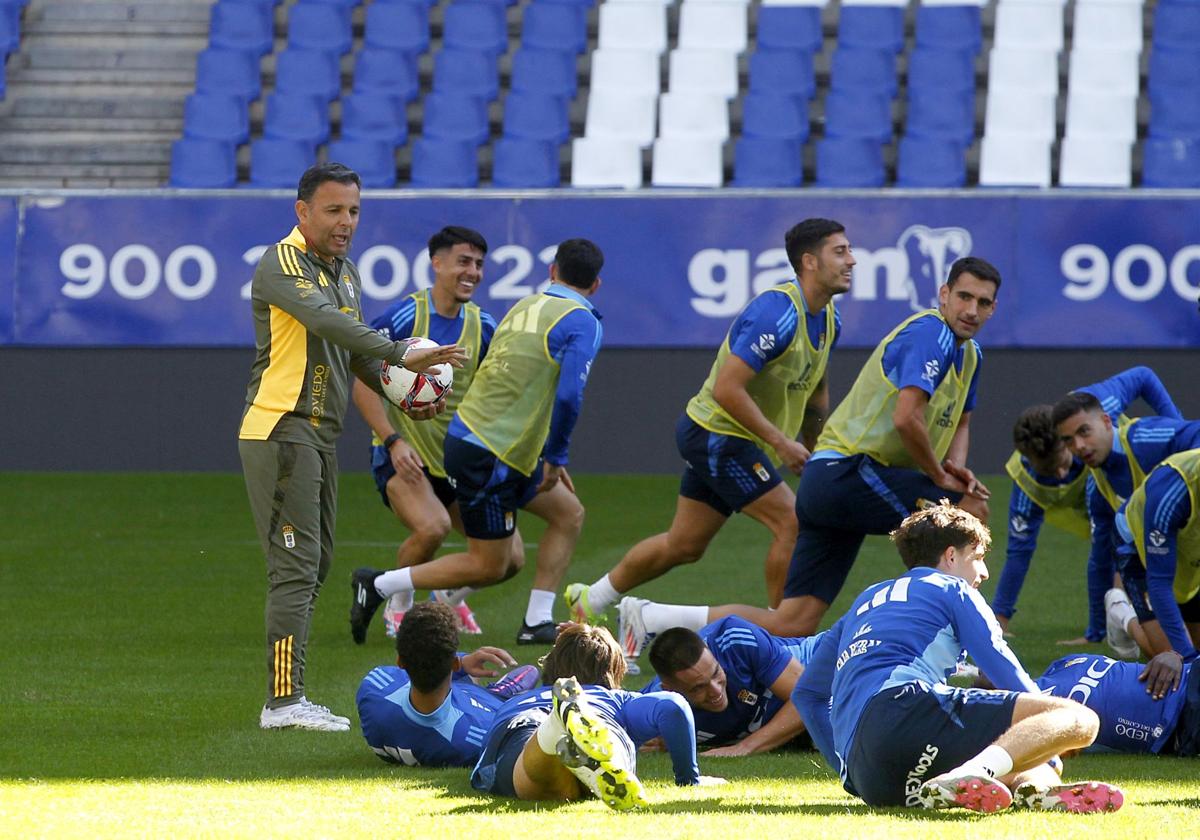 Calleja da indicaciones a sus jugadores durante entrenamiento previo al derbi.