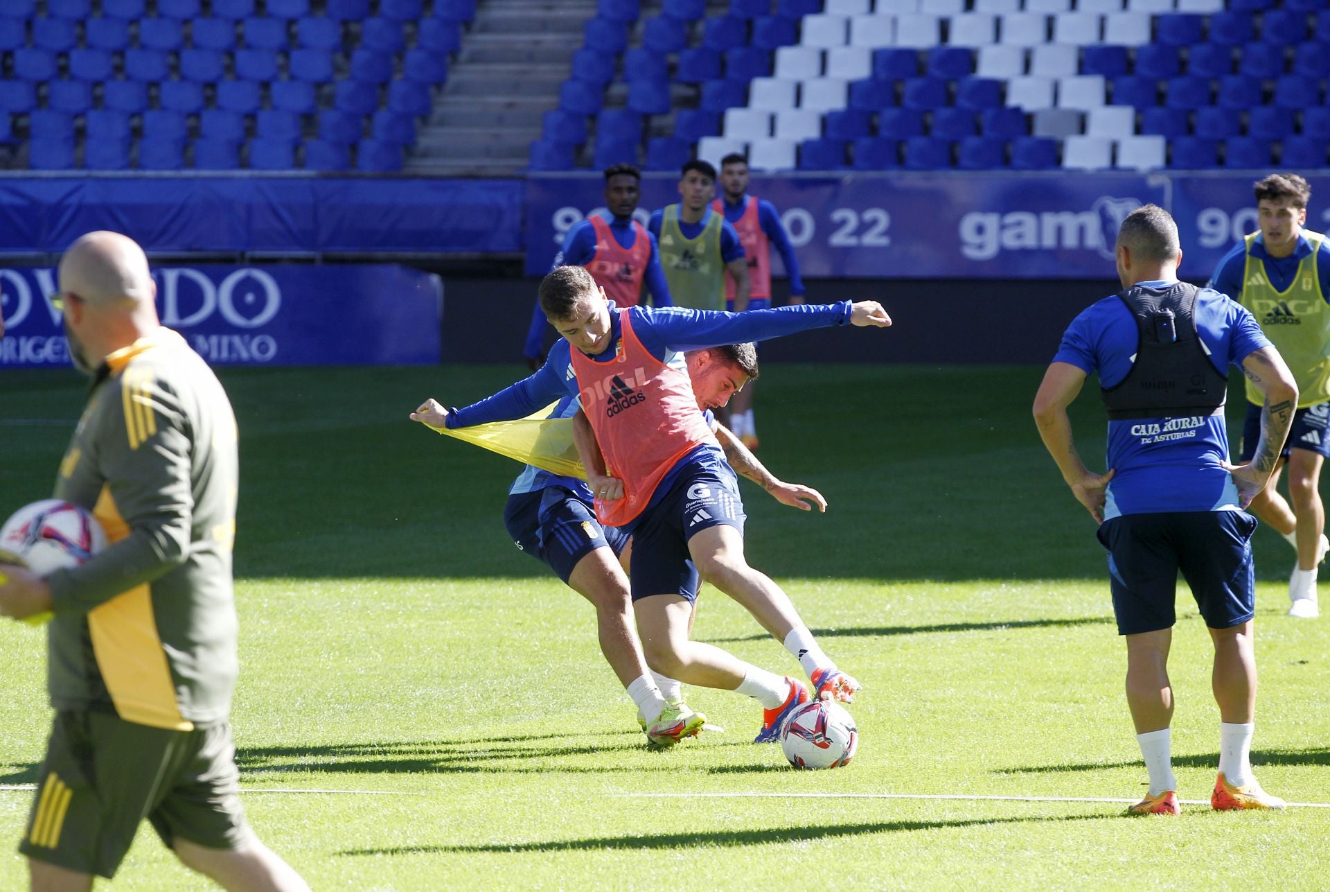 Más de 1.500 seguidores del Oviedo, en el último entrenamiento antes del derbi