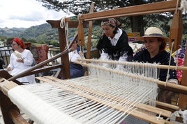 Demostración de cómo se maneja el telar artesano, ayer, en Santa Eulalia de Oscos.