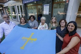 La presidenta de la Asociación de Emigrantes Españoles Retornados (AEERA), Marina Ruiz, acompañada de un grupo de asturianos retornados, en la sede de la asociación, en Gijón.