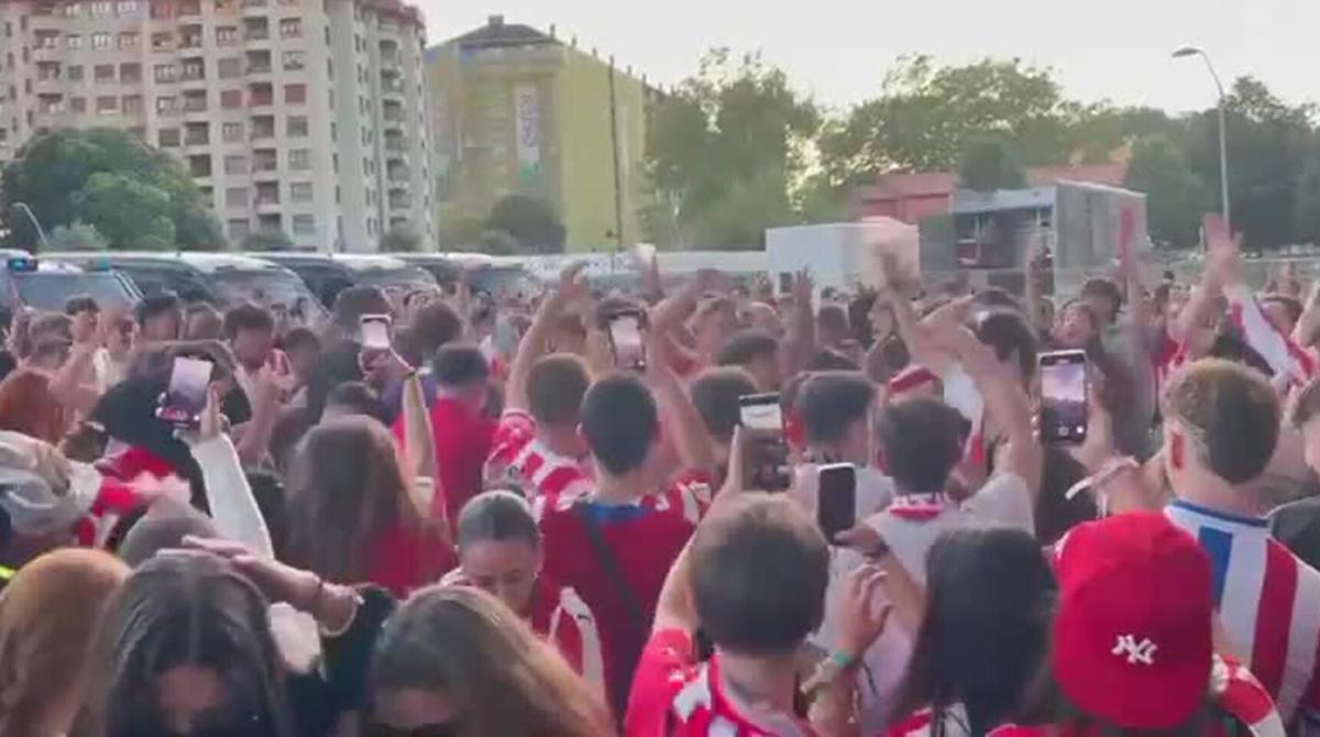 Gijón estalla de alegría en el derbi