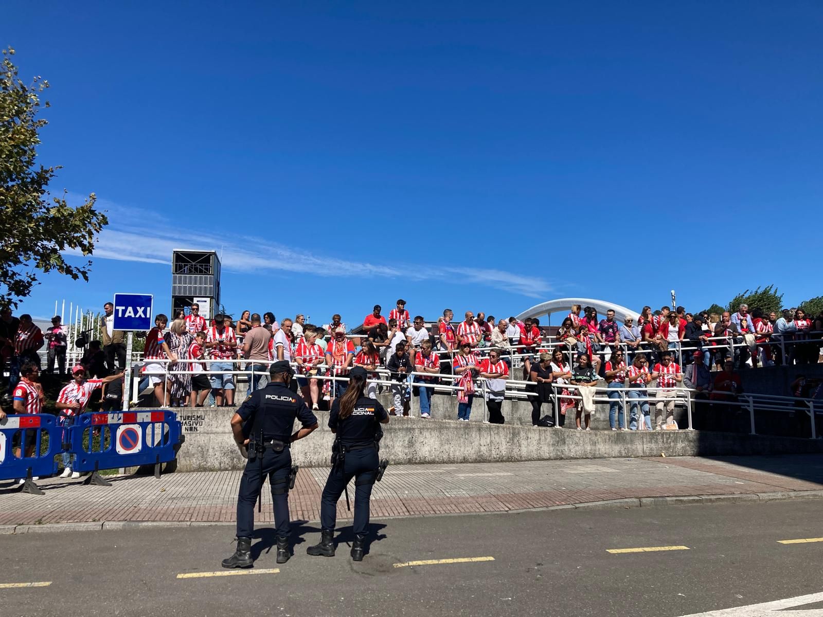 Ambientazo en Gijón antes del derbi asturiano