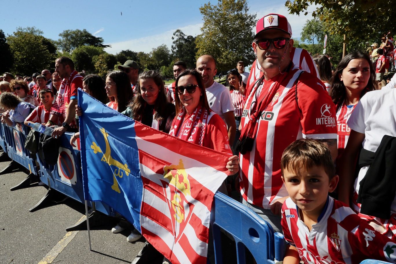 Ambientazo en Gijón antes del derbi asturiano