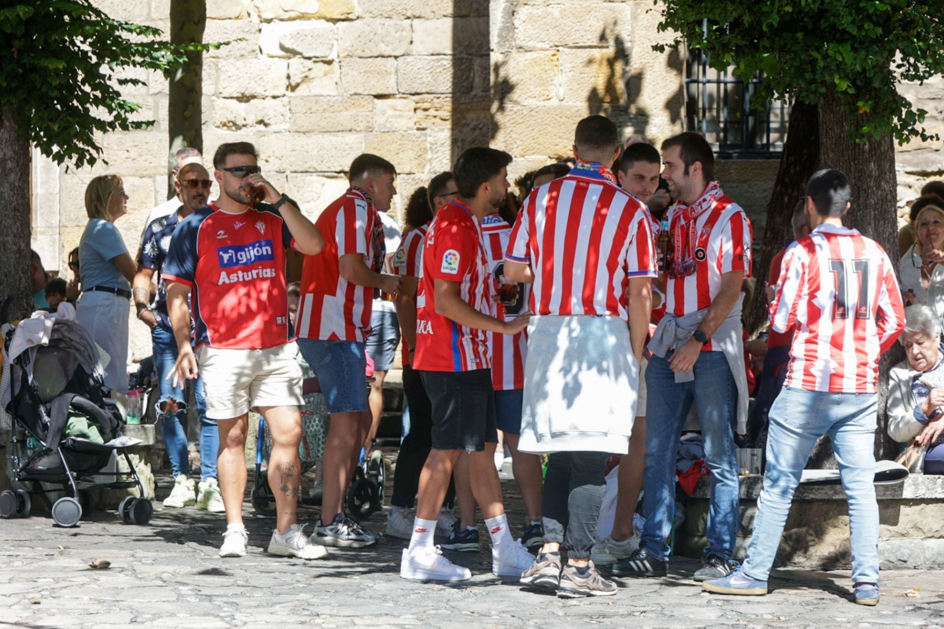 Ambientazo en Gijón antes del derbi asturiano