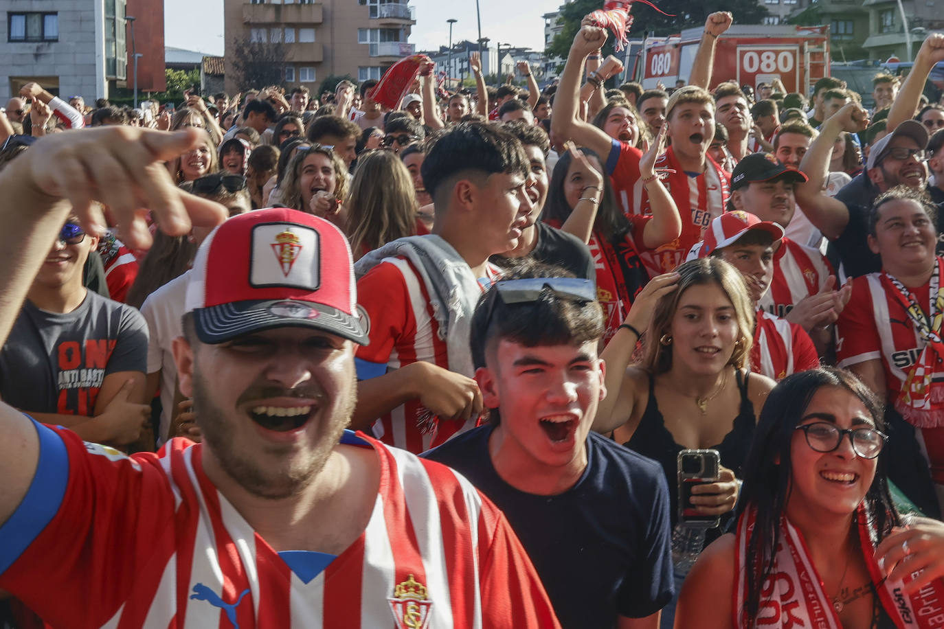 Gijón enloquece con el Sporting en el derbi asturiano