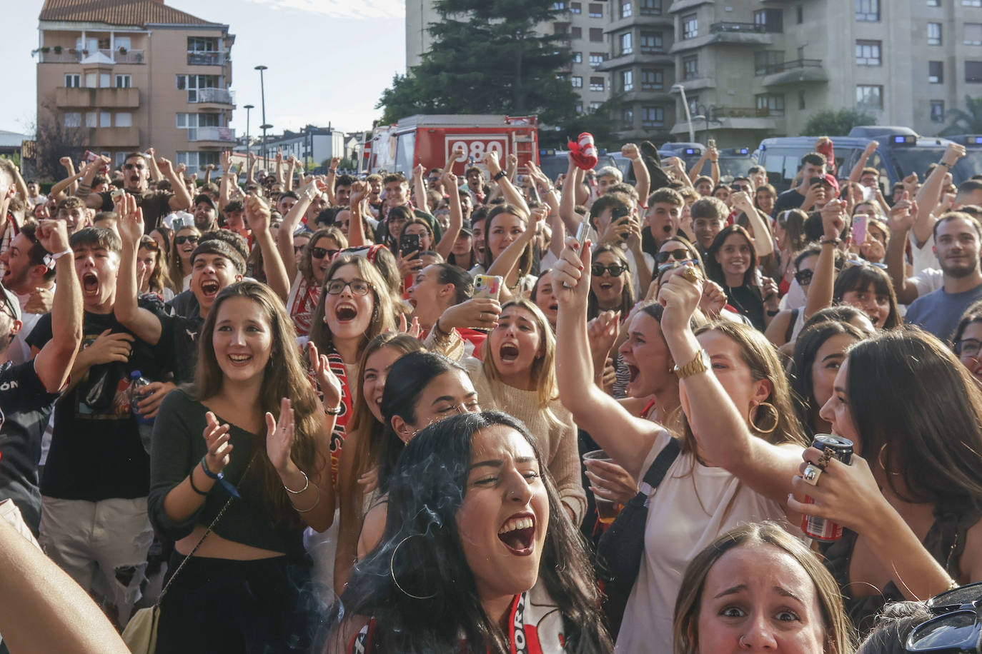 Gijón enloquece con el Sporting en el derbi asturiano