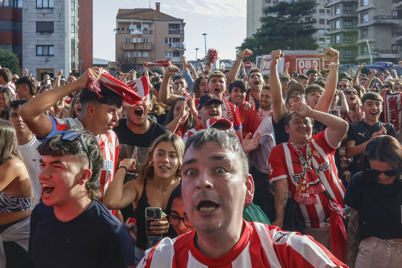 Gijón enloquece con el Sporting en el derbi asturiano