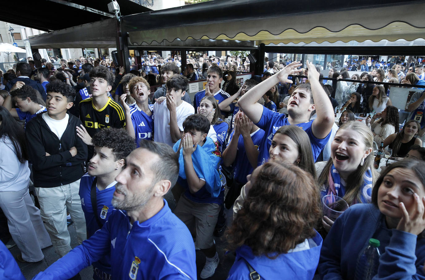 Así vivió la afición del Oviedo el derbi