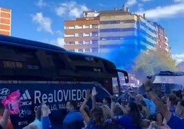 La afición del Oviedo se vuelca con sus jugadores antes del derbi