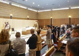 Amigos y familiares de César Méndez despiden al joven.