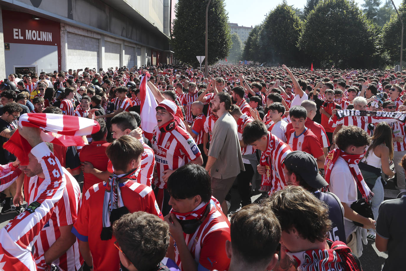 El cielo de Gijón se tiñe de rojo en el recibimiento del Sporting