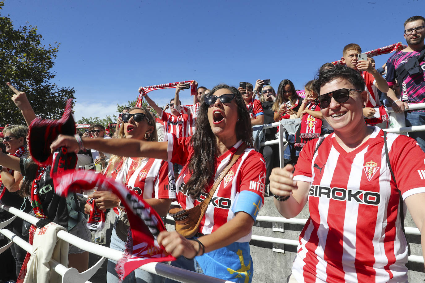 El cielo de Gijón se tiñe de rojo en el recibimiento del Sporting