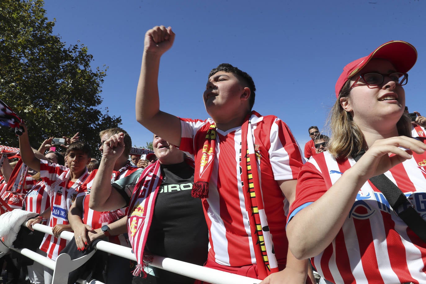 El cielo de Gijón se tiñe de rojo en el recibimiento del Sporting