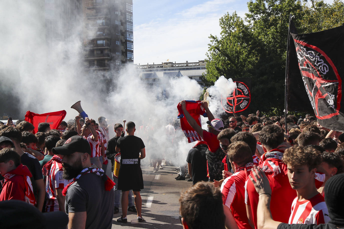 El cielo de Gijón se tiñe de rojo en el recibimiento del Sporting