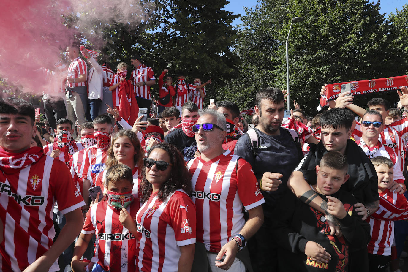 El cielo de Gijón se tiñe de rojo en el recibimiento del Sporting