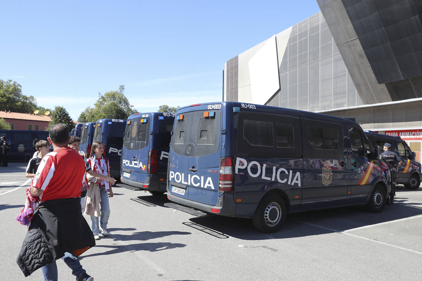 El cielo de Gijón se tiñe de rojo en el recibimiento del Sporting