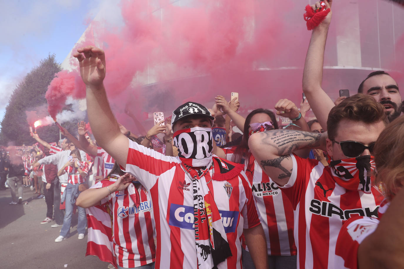 El cielo de Gijón se tiñe de rojo en el recibimiento del Sporting