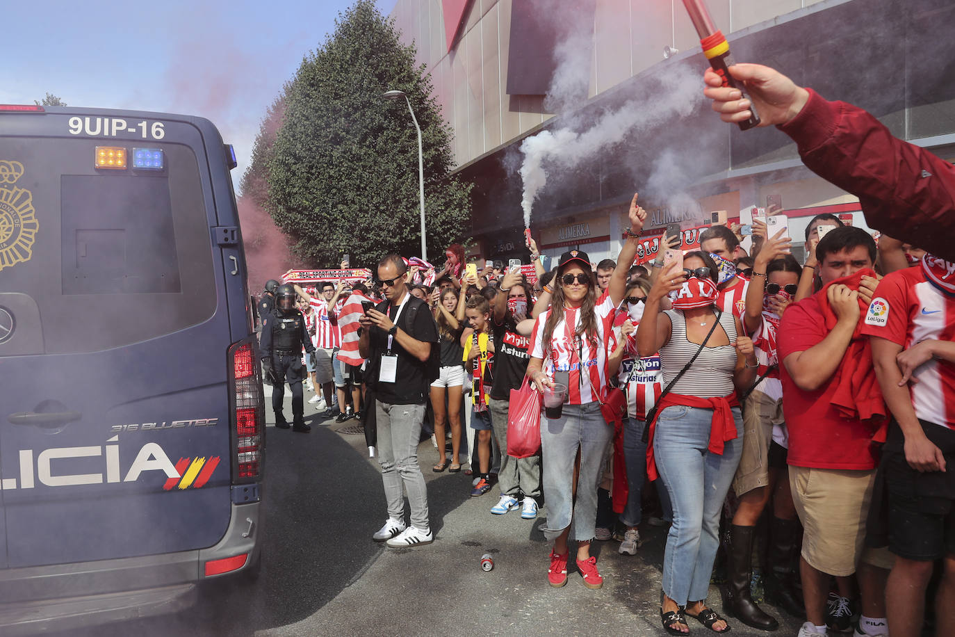 El cielo de Gijón se tiñe de rojo en el recibimiento del Sporting