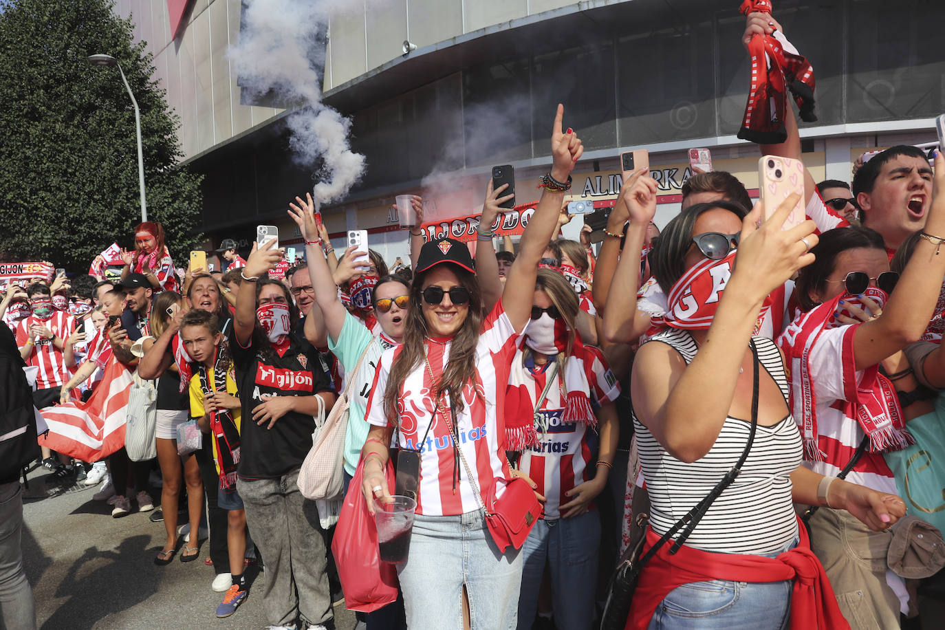 El cielo de Gijón se tiñe de rojo en el recibimiento del Sporting