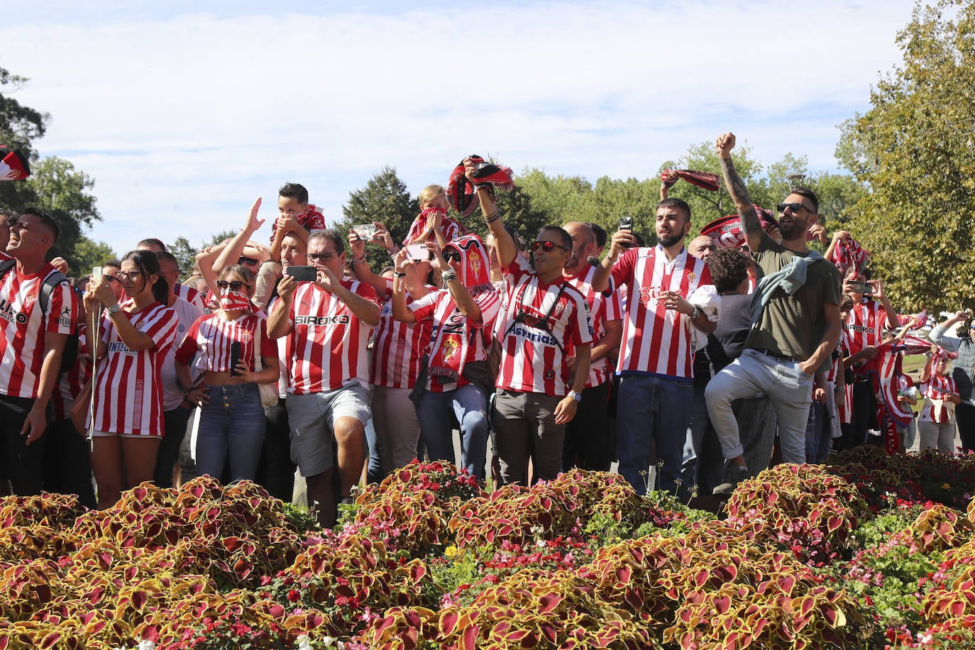 El cielo de Gijón se tiñe de rojo en el recibimiento del Sporting