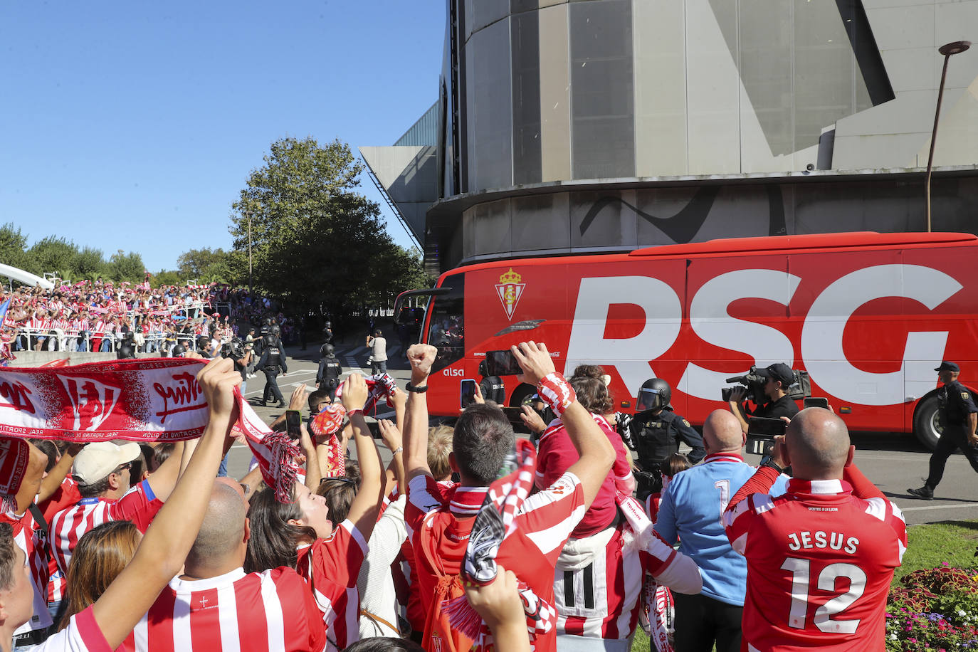 El cielo de Gijón se tiñe de rojo en el recibimiento del Sporting