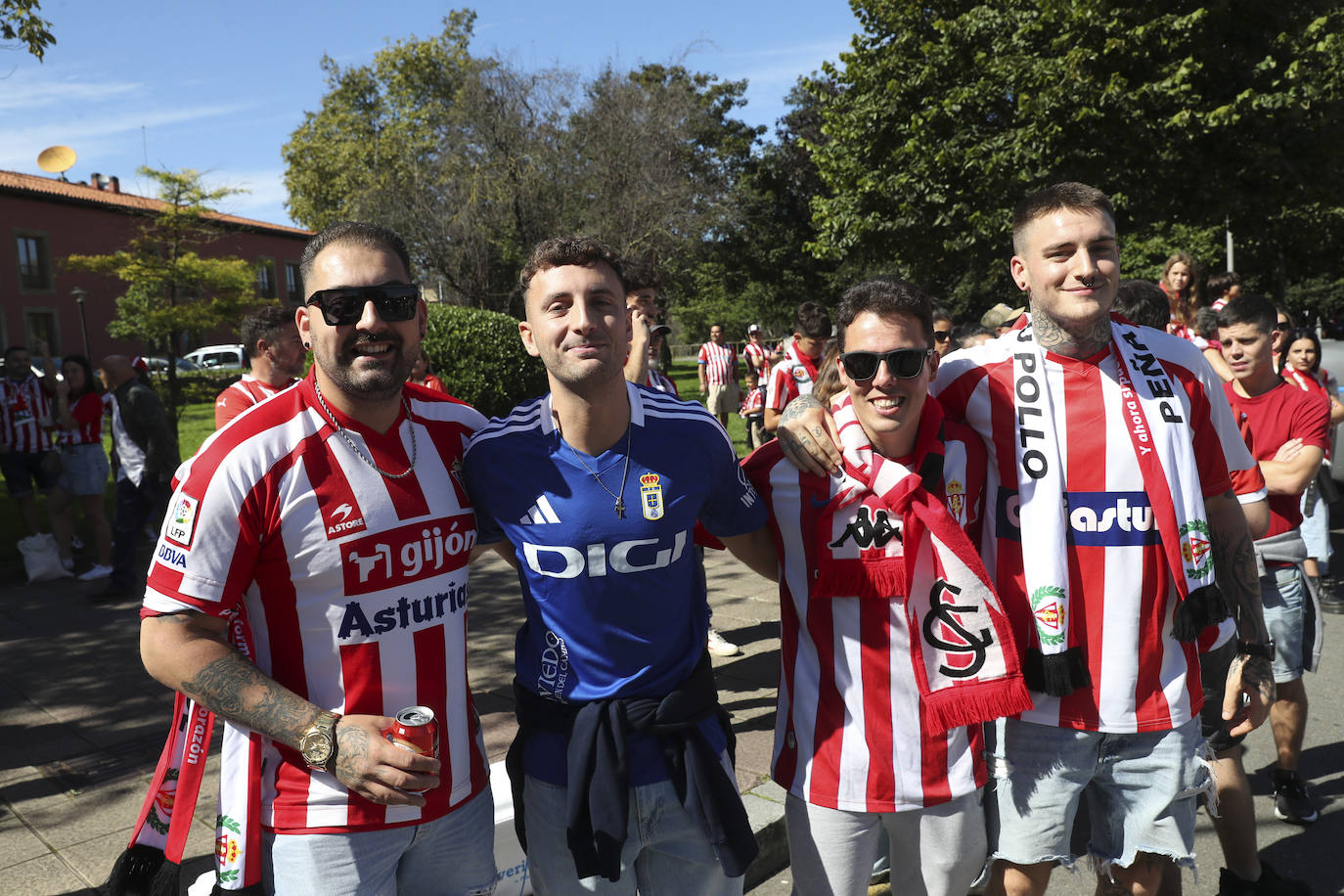 El cielo de Gijón se tiñe de rojo en el recibimiento del Sporting