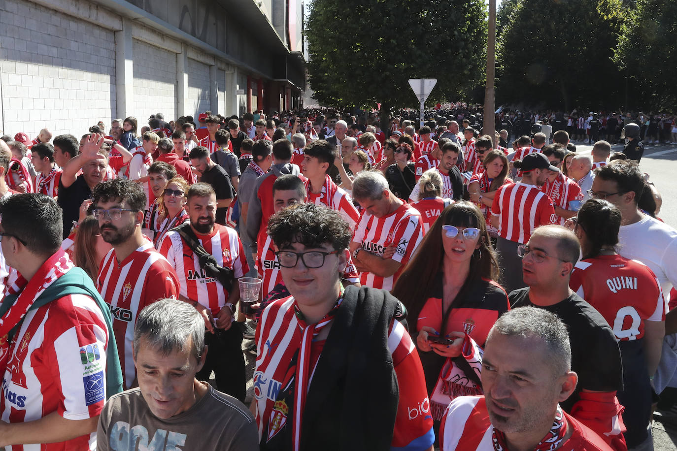 El cielo de Gijón se tiñe de rojo en el recibimiento del Sporting