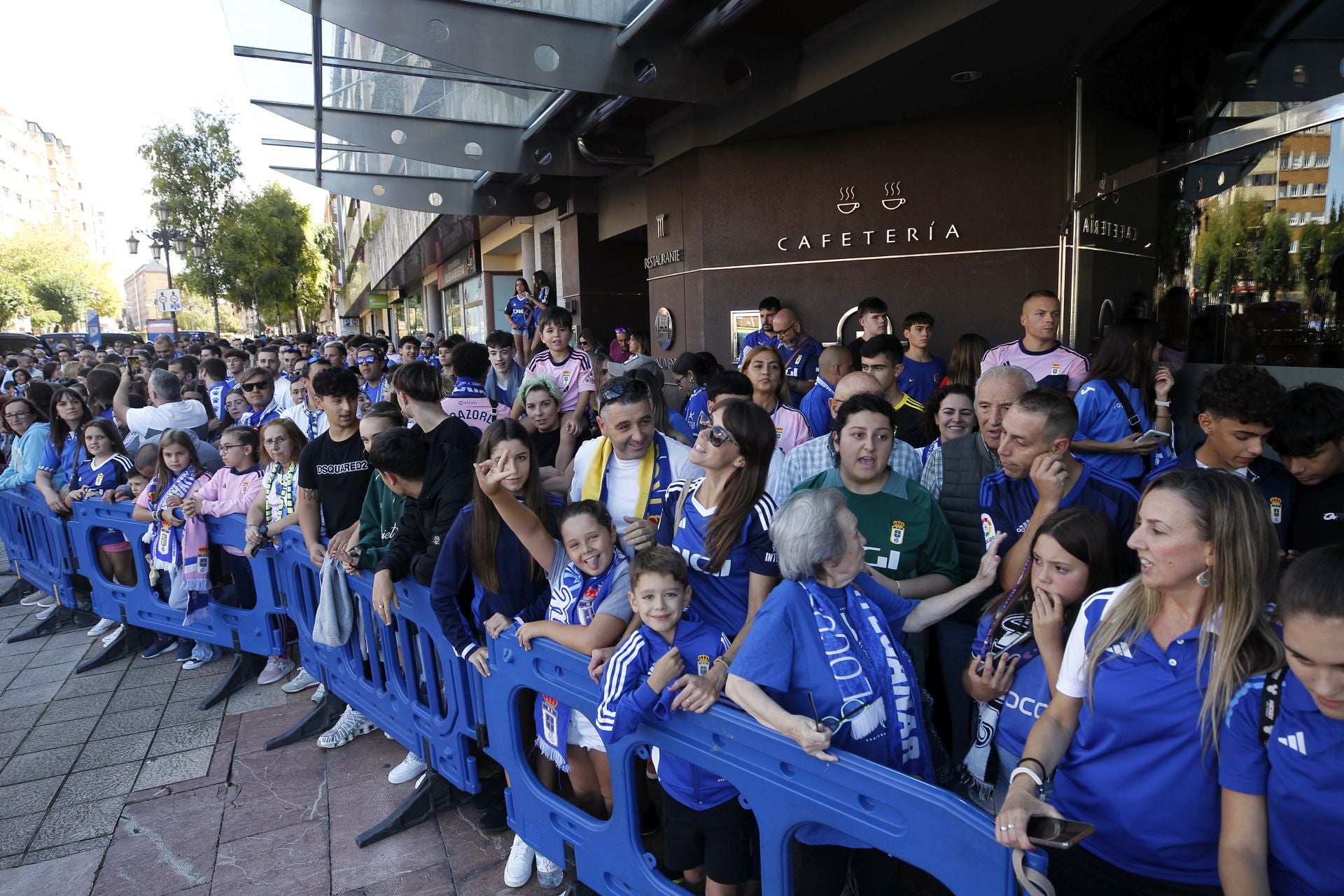 Impresionante despedida del oviedismo a sus jugadores