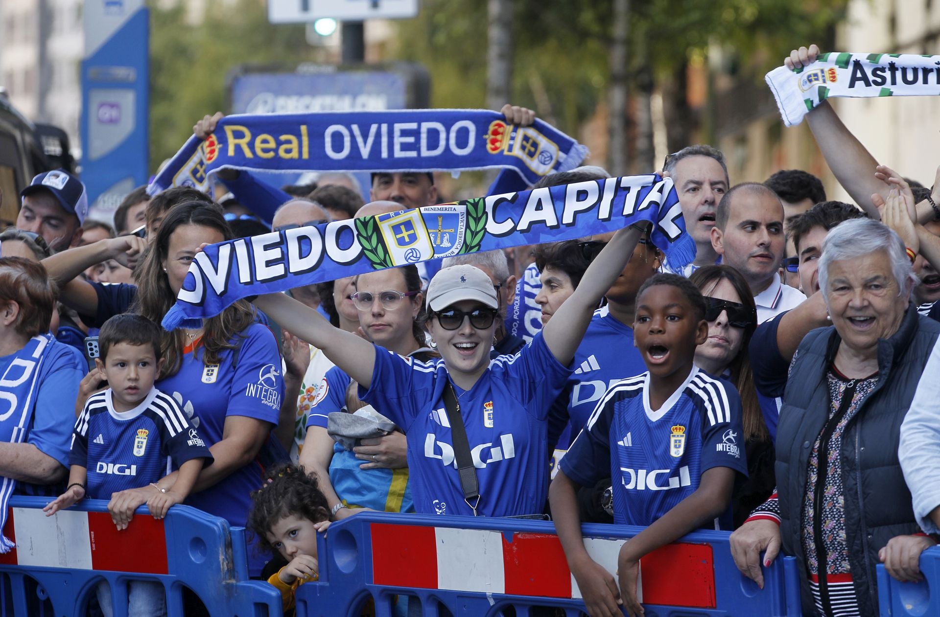 Impresionante despedida del oviedismo a sus jugadores