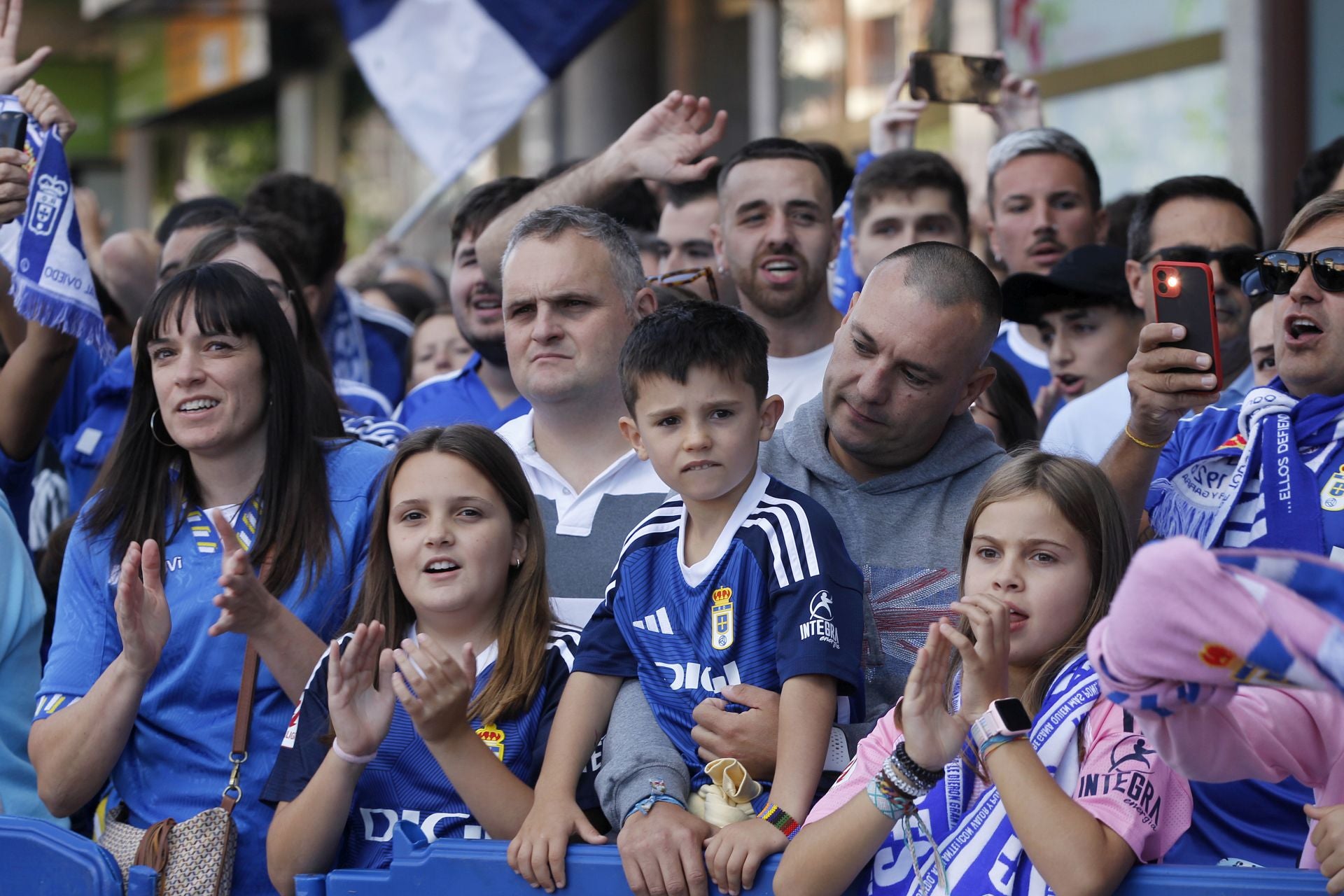 Impresionante despedida del oviedismo a sus jugadores