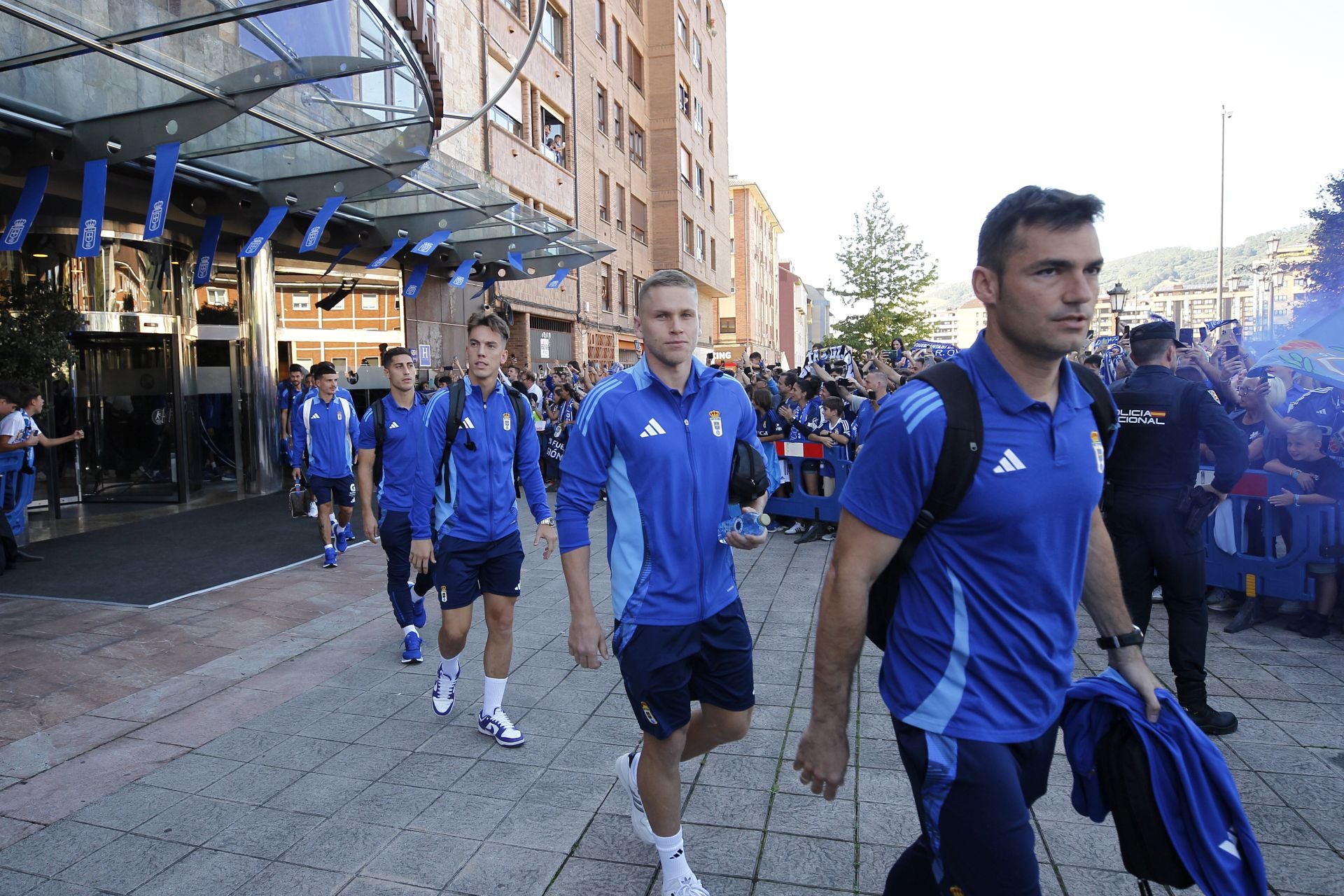 Impresionante despedida del oviedismo a sus jugadores