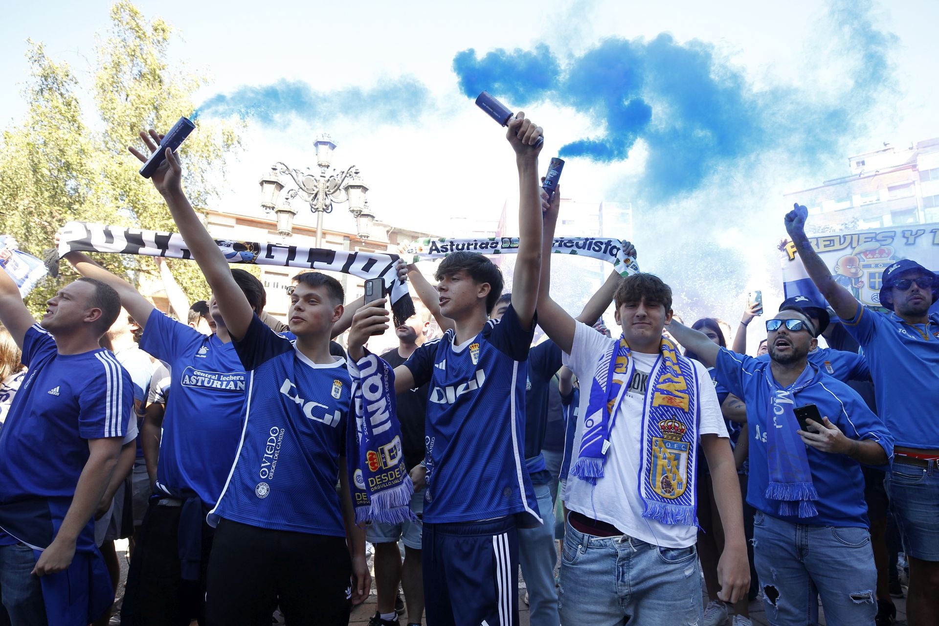 Impresionante despedida del oviedismo a sus jugadores