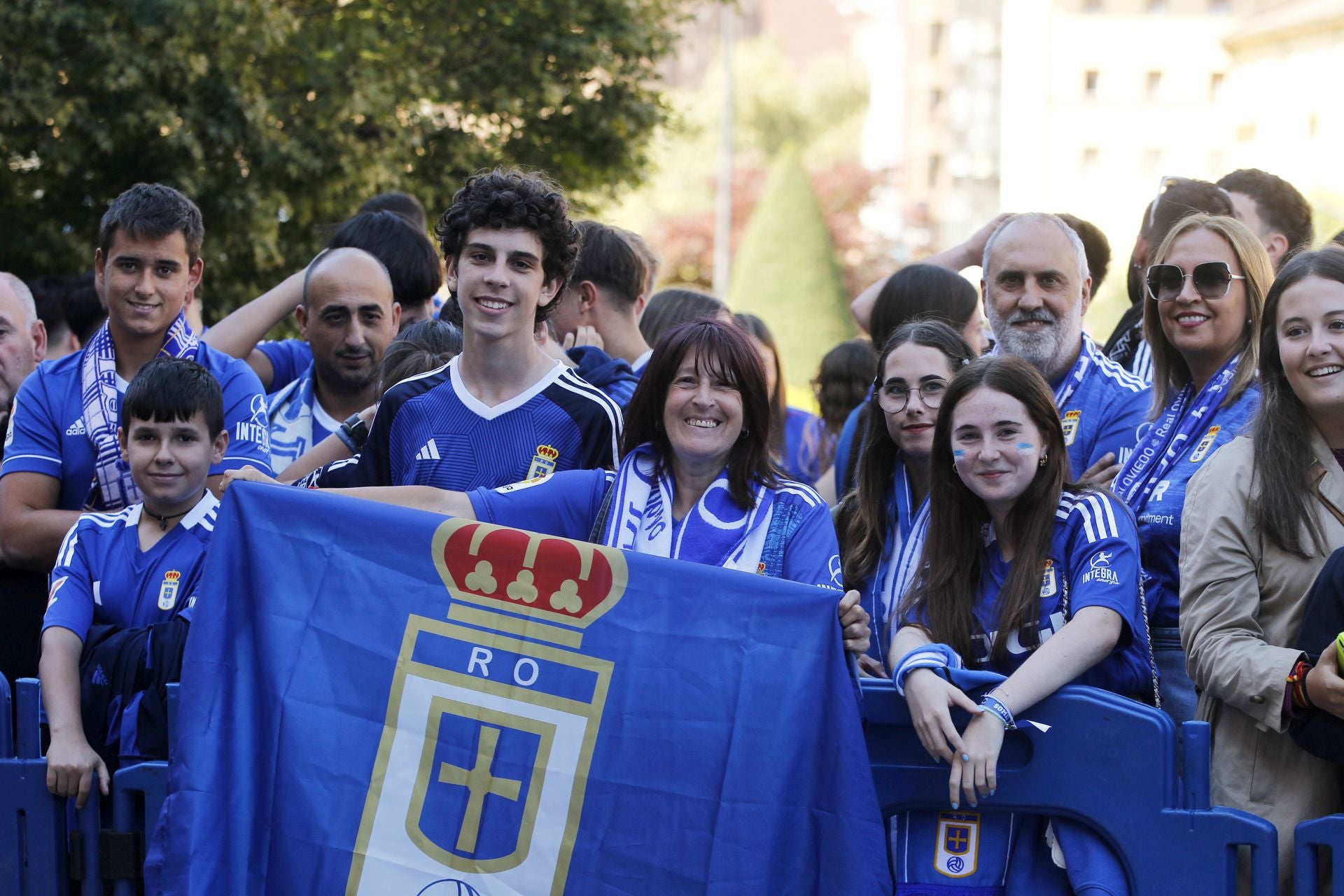 Impresionante despedida del oviedismo a sus jugadores